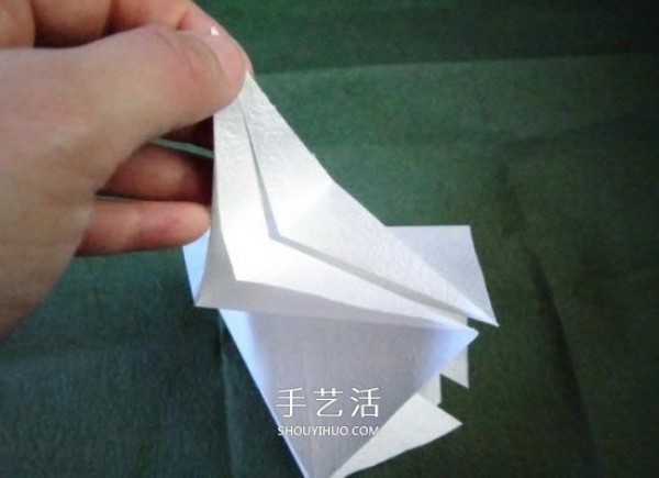 The origami process of the iron cannon lily illustrates the steps of folding the iron cannon lily by hand