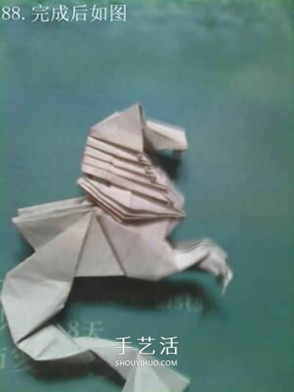 Super multi-step origami tutorial! Illustration of the origami method of a beautiful seahorse