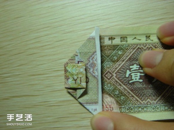 Paper money origami camera illustration and a detailed explanation of how to fold a dollar bill into a camera