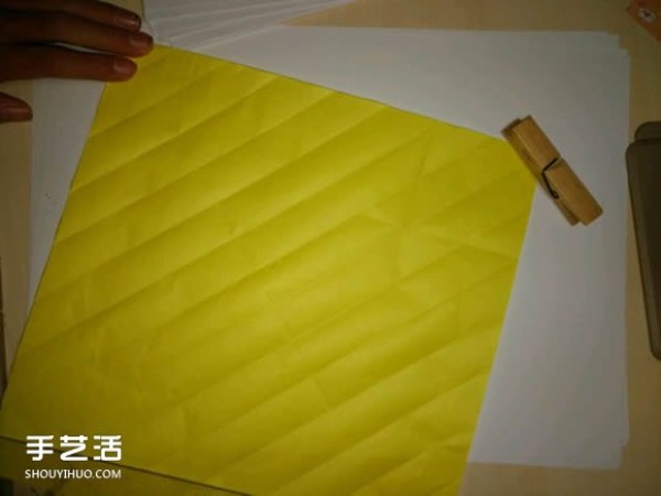 Illustrated tutorial on folding origami yuanxiao including a spoon for holding yuanxiao