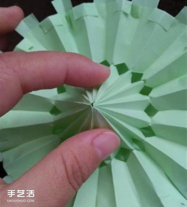 The folding method of a small three-dimensional umbrella illustrates how to make a paper umbrella for children