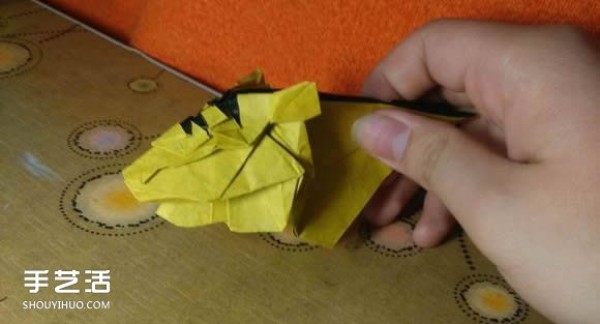 Nakamura Kaedoras origami tutorial with detailed origami illustrations of a three-dimensional tiger