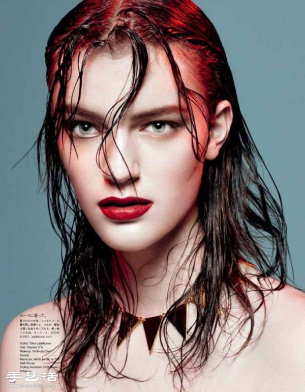 Wet hair can be sexy or smart, the wet hair trend is the most popular on the show in recent years