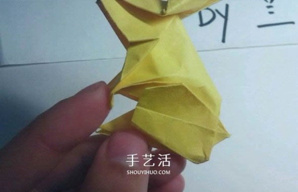 The detailed origami illustration process will teach you how to fold a three-dimensional rabbit