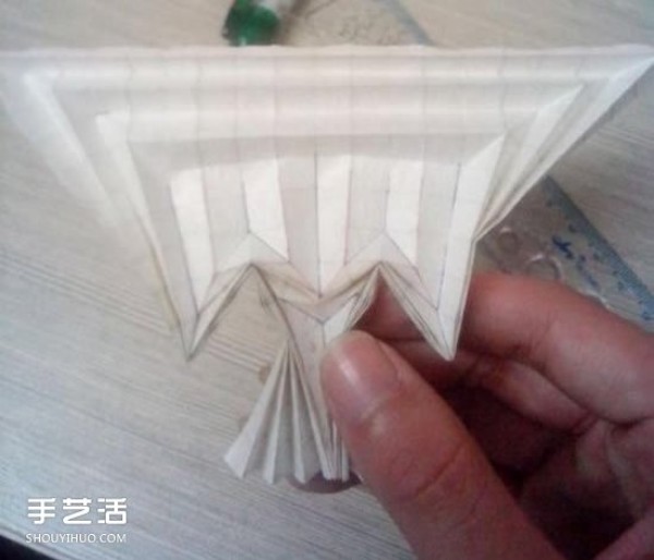 The origami method of a beautiful angel and the illustration of folding a three-dimensional angel by hand