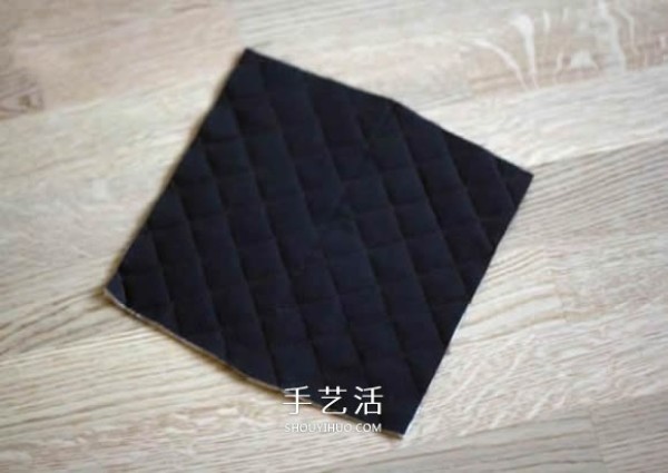 How to make your own square cosmetic bag, how to make a cosmetic bag" border="0" width="580" height="407" src="https://img.111diy.com/timthumb.php?src=/d/file/20220112/t0h43ajyhx3.jpg" /></p>
<p>The gray fabric is pressed. </p>
<p align="center"><img alt="How to make your own square cosmetic bag Handmade cosmetic bag making tutorial"  alt=