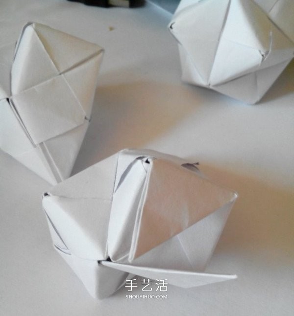 Illustration of folding a polyhedral cube, step-by-step diagram of origami cube