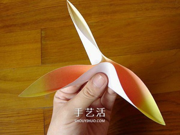 A piece of paper to fold a lily, a simple and beautiful lily origami