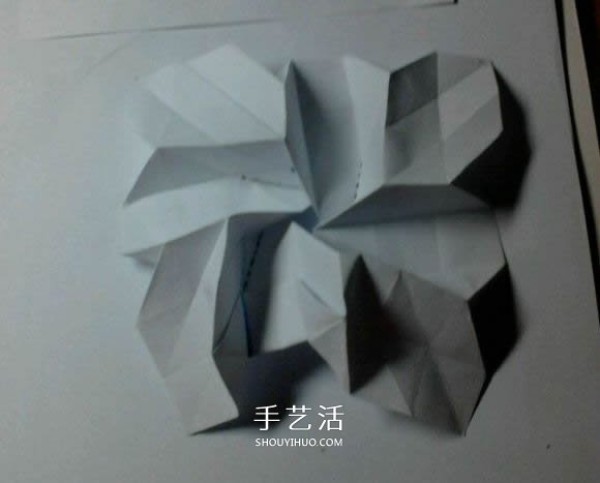 Illustration of folding method of beautiful four-cornered rose transformed from Fukuyama rose