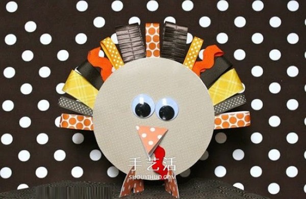 Handmade Thanksgiving turkeys using cardboard to make cute turkey decorations