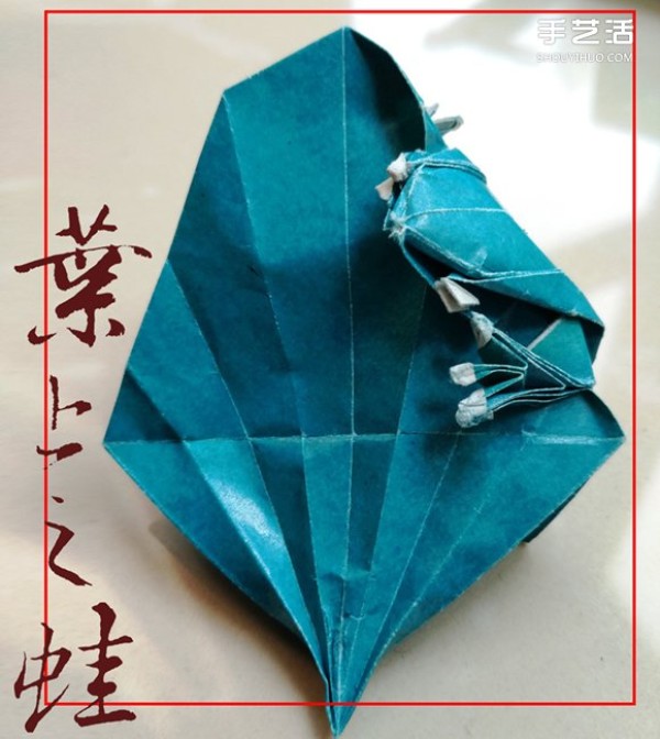 The folding method of the frog on the leaf illustrates the process of the frog on the origami leaf