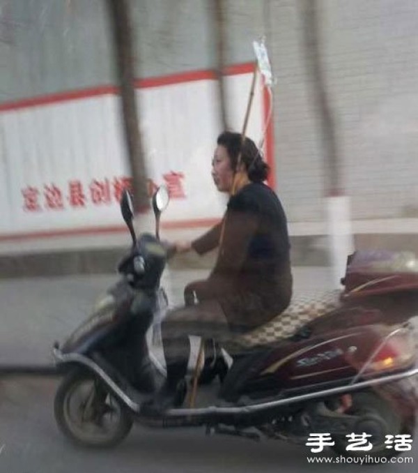 A female man shows off the stunt of riding an electric bicycle while receiving an infusion