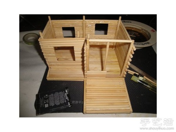 Disposable chopsticks turn waste into treasures and handmade cabin model