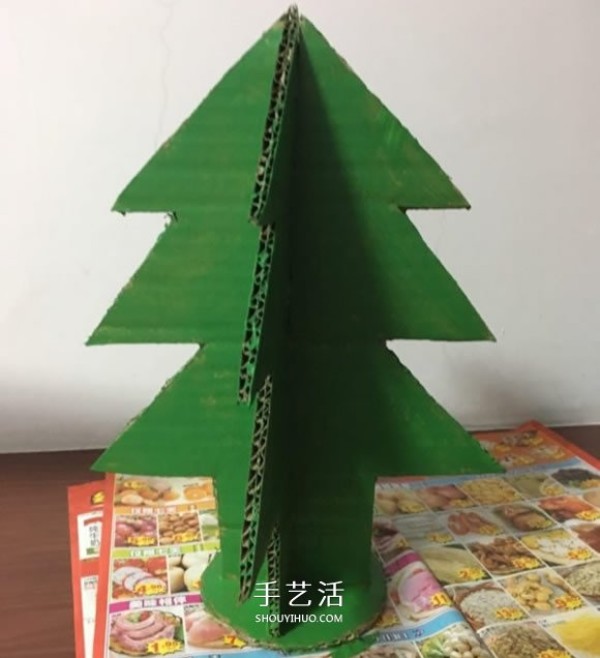 How to make a large three-dimensional Christmas tree from corrugated paper