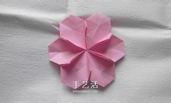 Illustration of how to fold a beautiful straw hat. Steps to make an origami flower straw hat.