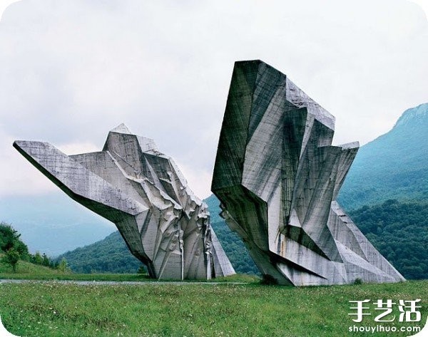 Former Yugoslavia: Postmodern Monumental Sculptures