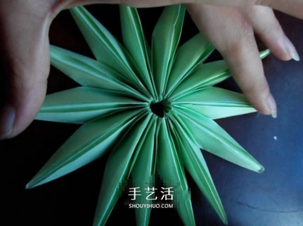 Super simple origami tutorial with step-by-step illustration of folding beautiful lotus flowers