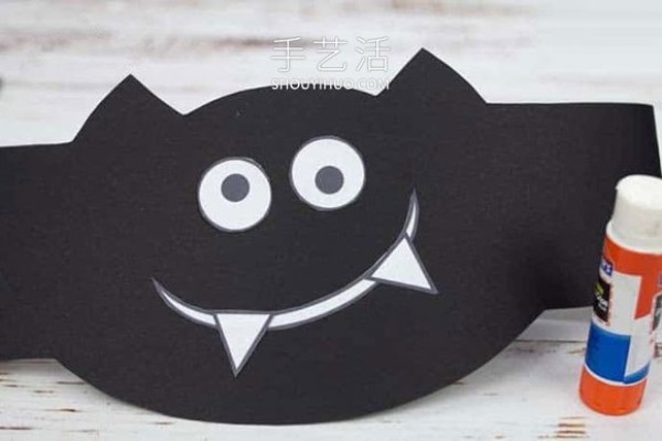 Illustrated tutorial on how to make a simple homemade Halloween bat hat