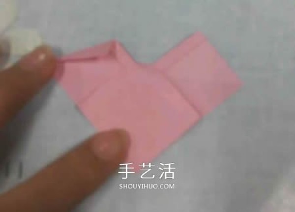 The folding method of the square packaging box with lid also includes the bow tie on the lid