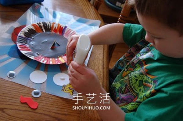 A super simple way to make a Thanksgiving turkey using a paper plate