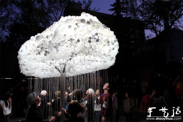 The "light bulb cloud" of discarded light bulb DIY