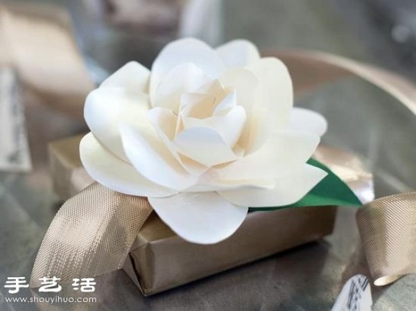 Illustrated tutorial on handmade gardenias made from cardboard