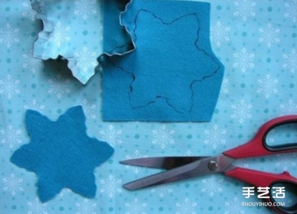 The production of Christmas-themed non-woven snowflakes, Christmas trees and gingerbread man pendants