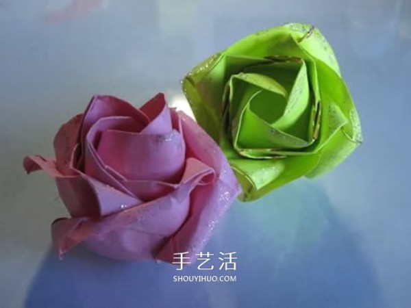 The origami illustration of the original paper rose is very detailed