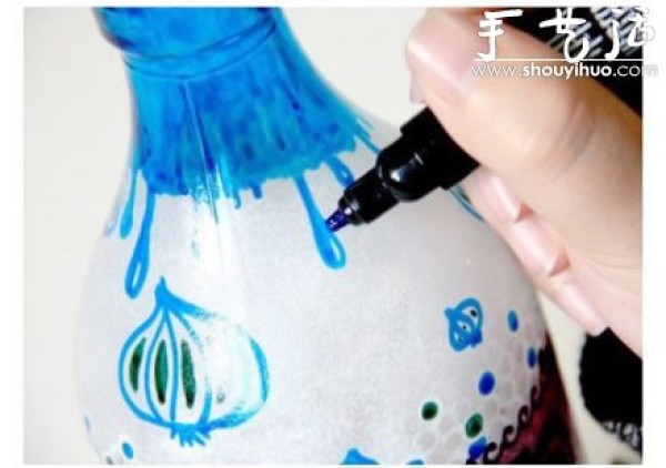 Beautiful hand-painted glass bottle DIY tutorial