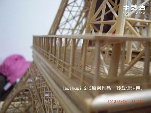 A detailed illustrated tutorial on making a model of the Eiffel Tower using chopsticks and bamboo skewers