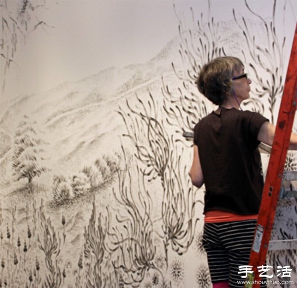 Fingers draw exquisite murals