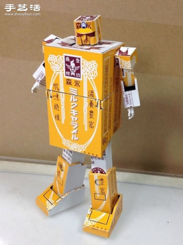 Handmade deformable Optimus Prime model toys made from paper boxes