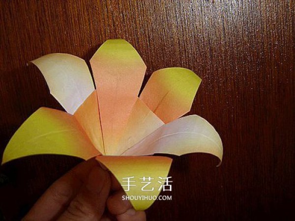 A piece of paper to fold a lily, a simple and beautiful lily origami