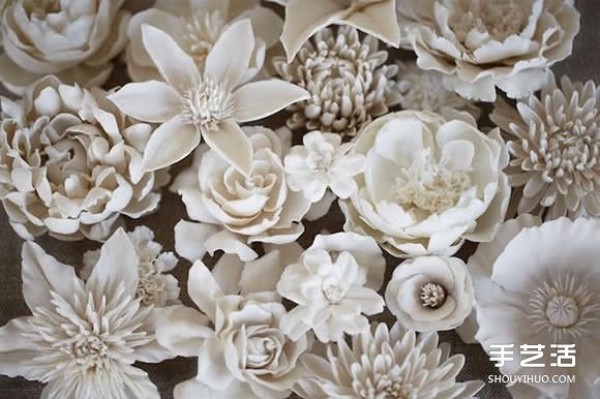 The elegant and simple porcelain flower sculpture shows the colorful world of flowers