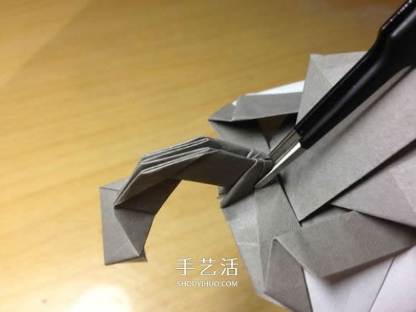 The origami method of an excavator illustrates the folding process of a manual excavator