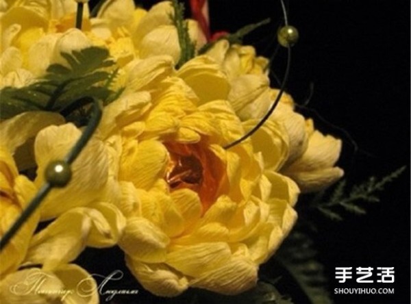 The folding method of crepe paper chrysanthemums and the tutorial on how to make yellow chrysanthemums