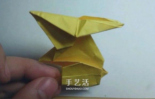 The detailed origami illustration process will teach you how to fold a three-dimensional rabbit