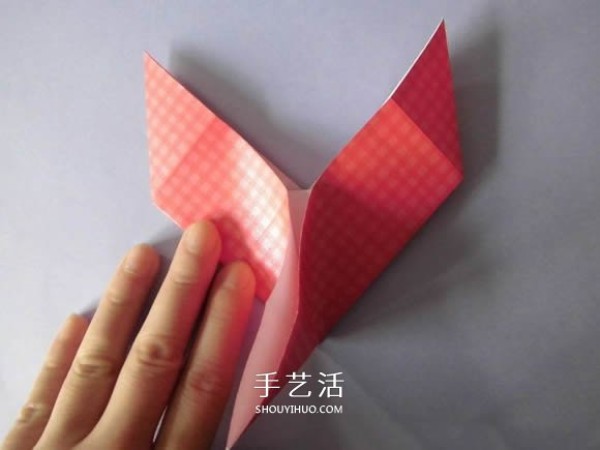 Illustration of how to fold a love flower arrangement, a simple heart-shaped origami with a vase