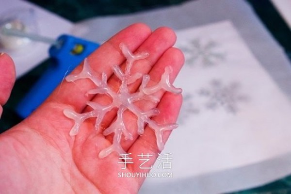 Tutorial on how to make snowflakes by hand with hot melt glue