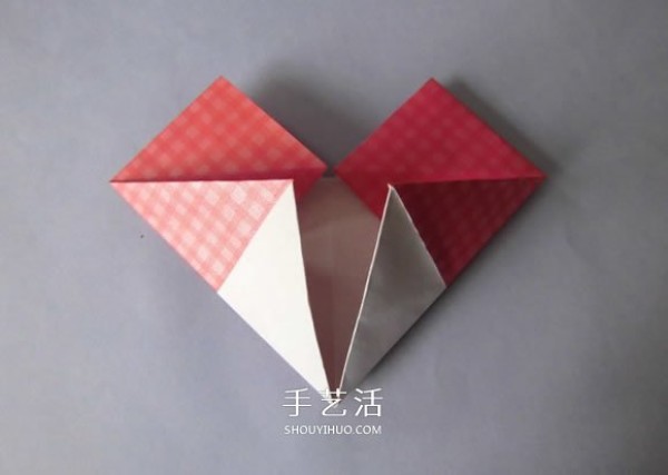 Illustration of how to fold a love flower arrangement, a simple heart-shaped origami with a vase