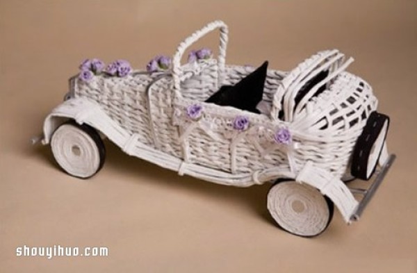 Use old newspapers and corrugated paper to weave to make a beautiful wedding car model