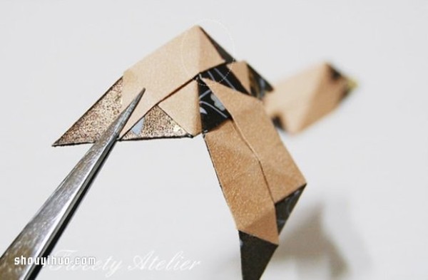 Illustrations of folding origami three-dimensional rhombuses for use as packaging boxes or pendants