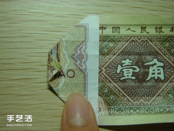 Paper money origami camera illustration and a detailed explanation of how to fold a dollar bill into a camera