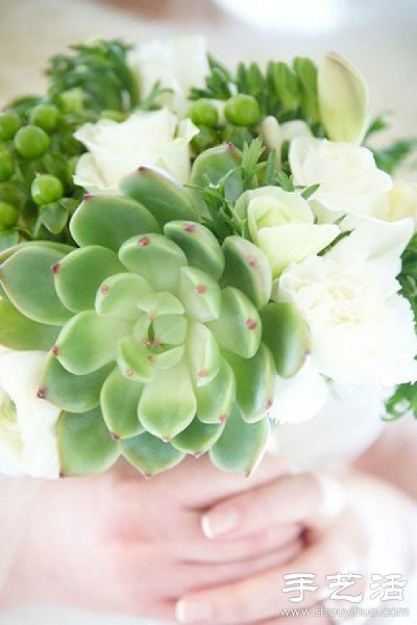 DIY environmentally friendly personalized wedding decoration with succulent plants