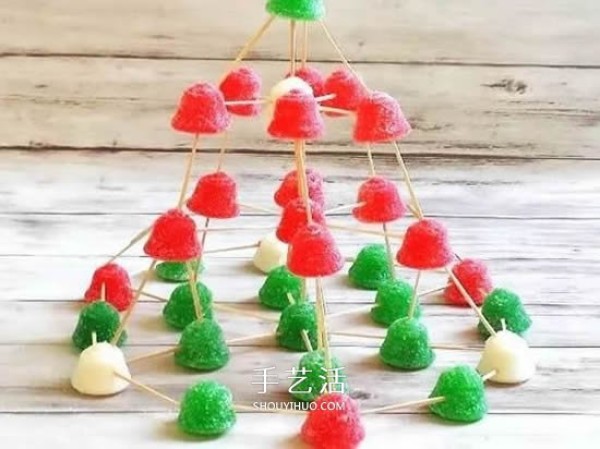 Parent-child puzzle game: Build a Christmas tree with jelly beans and toothpicks