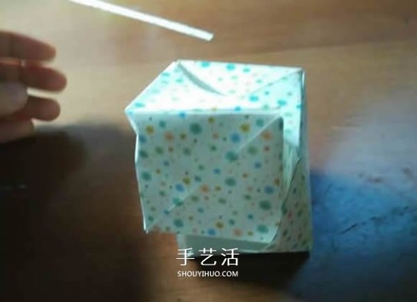 Funny magic box. Illustration of how to fold a shrinkable box.