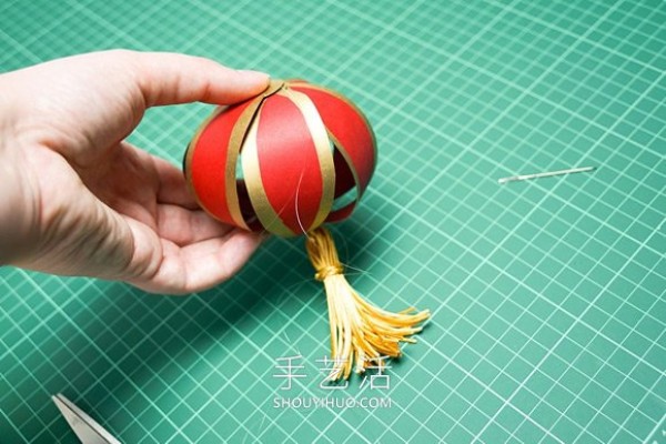 Illustrated tutorial on how to make handmade Lantern Festival lanterns