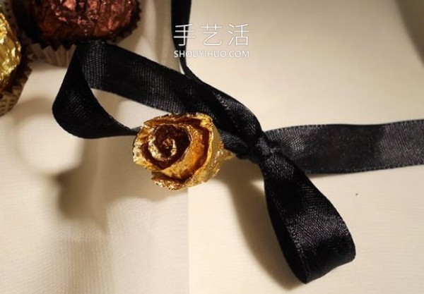 Tutorial on how to make hand-made golden roses from chocolate wrapping paper