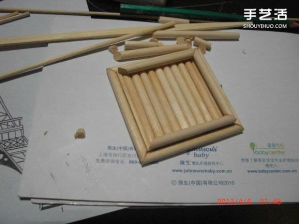 A detailed illustrated tutorial on making a model of the Eiffel Tower using chopsticks and bamboo skewers