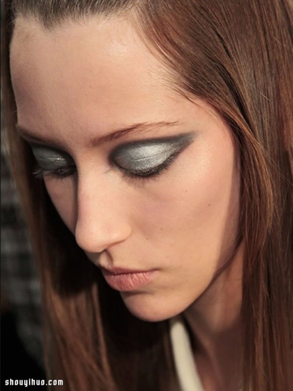 Year-end party must-haves: bold and eye-catching metallic eye makeup